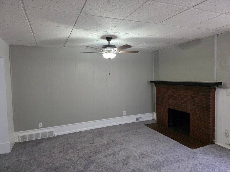 Living room with ceiling fan - 114 N Park St