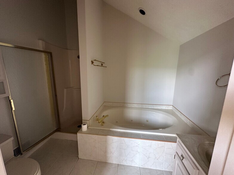 Building Photo - 10086 Mansion Dr