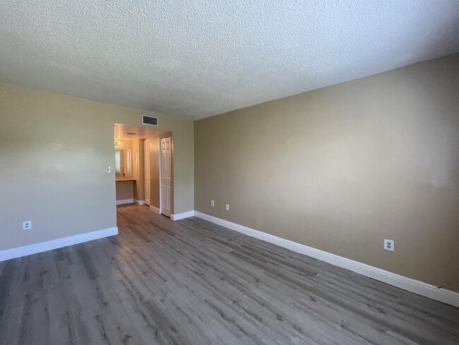 Building Photo - 4324 NW 9th Ave