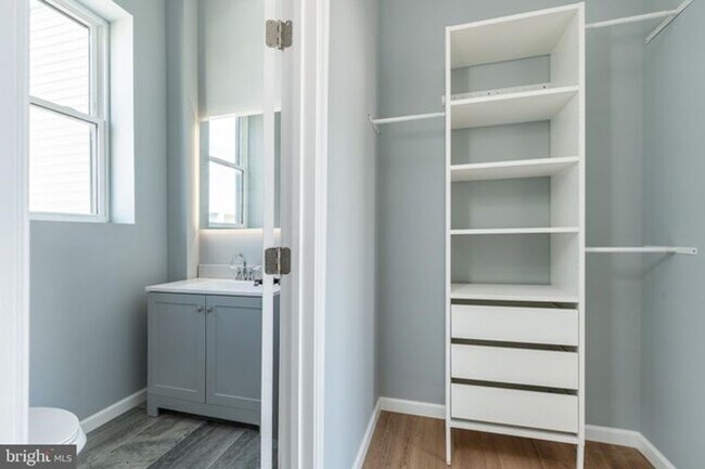 Building Photo - Breathtaking House for Rent wt Roof Deck