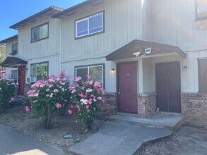 Building Photo - Nice Townhome-2 bed 1.5 Bath--Situated in the Friendly town of Grants Pass