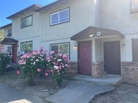 Building Photo - Nice Townhome-2 bed 1.5 Bath--Situated in the Friendly town of Grants Pass
