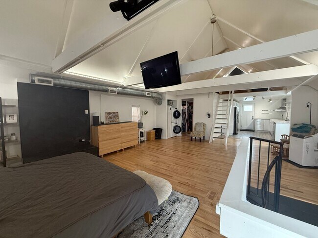 Building Photo - Modern 3-Bedroom Retreat in the Heart of C...