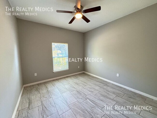 Building Photo - 2570 SE Rayburn Ave