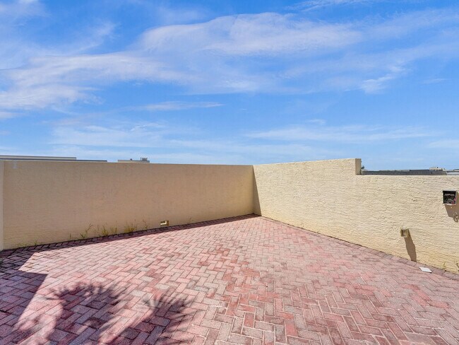 Building Photo - 225 NE 1st St