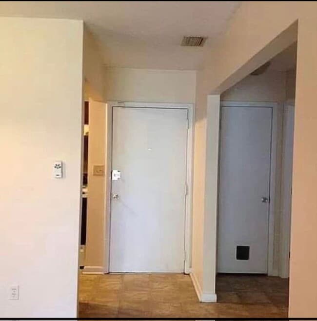 Building Photo - UPDATED 1/1 in Walkable Location w/ Solid Floors, Community Pool, & Washer/Dryer! Avail NOW for $...