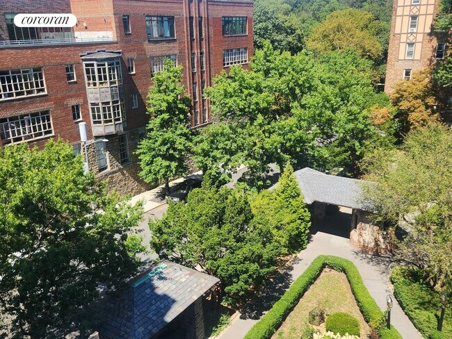 Building Photo - 3900 Greystone Ave