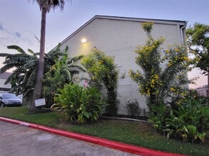 Building Photo - 8641 Victorian Village Dr