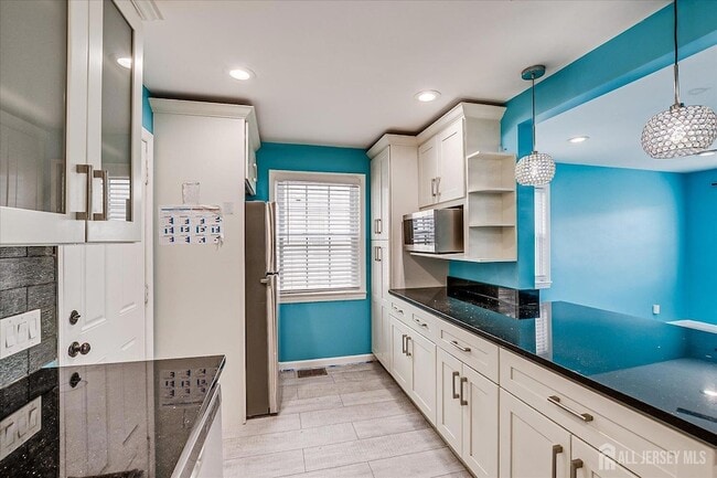 Building Photo - 14 Linden St