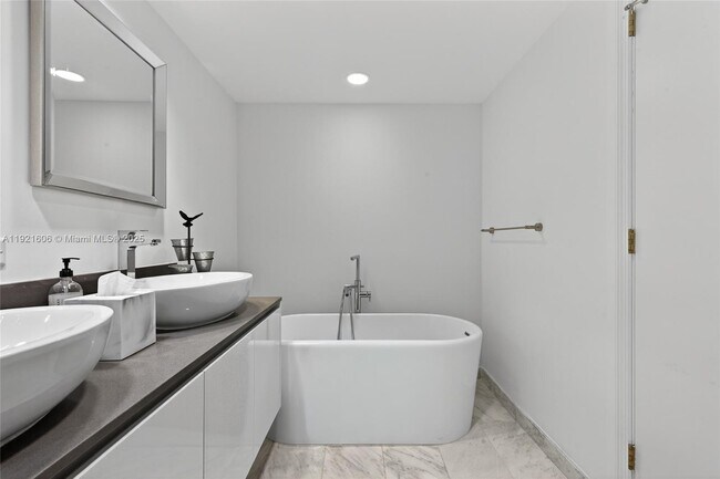 Building Photo - 9821 E Bay Harbor Dr