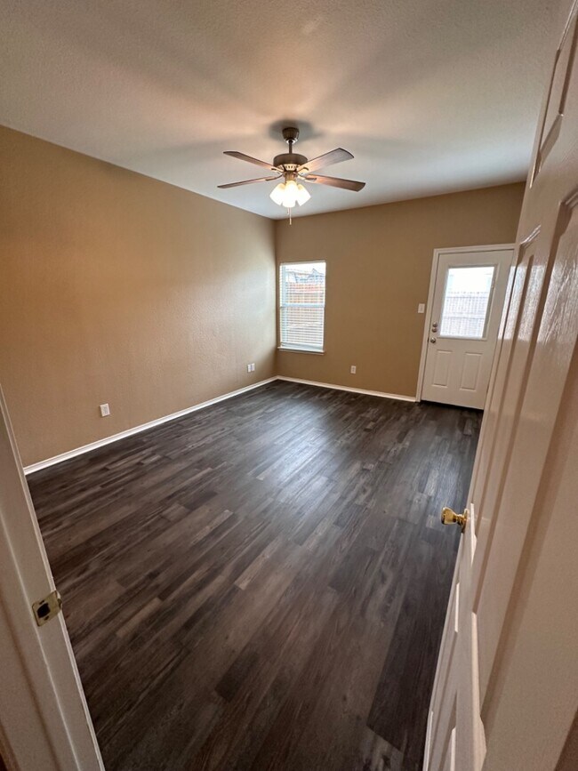 Building Photo - 990 Sierra Vista Ct