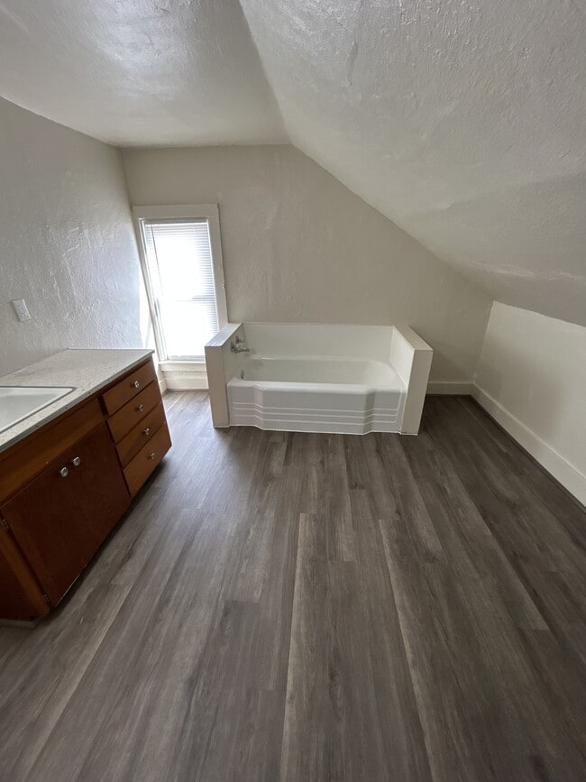 Building Photo - 411 W 9th St