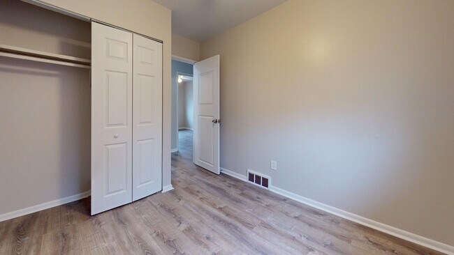 Building Photo - Elyria - updated 3 bed/1 bath townhouses for rent!