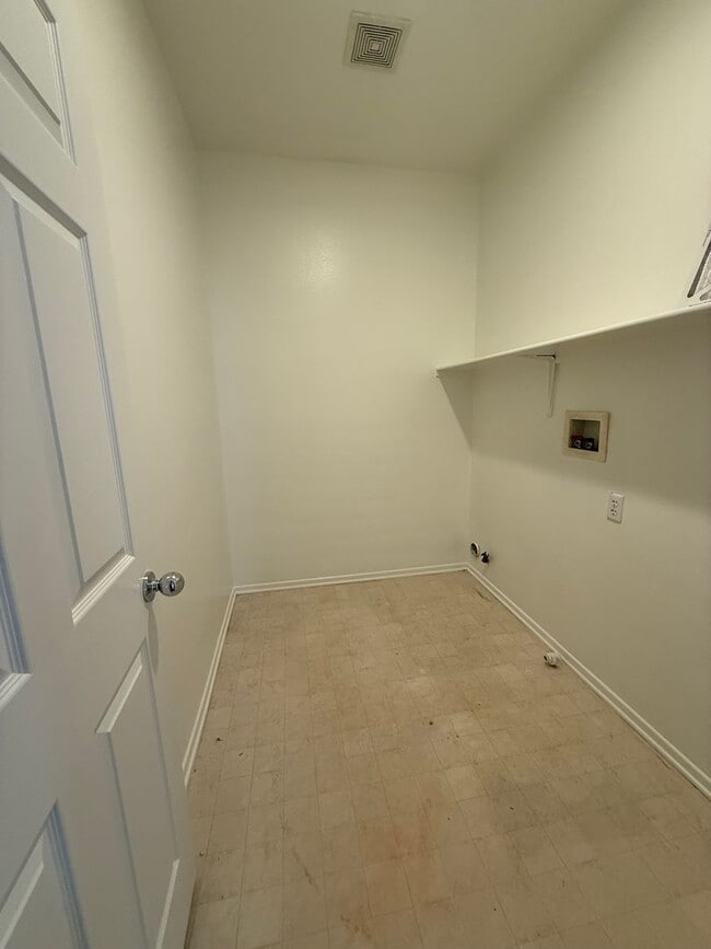 Building Photo - 2 story 4 bed, 3 bath home in Simi Valley