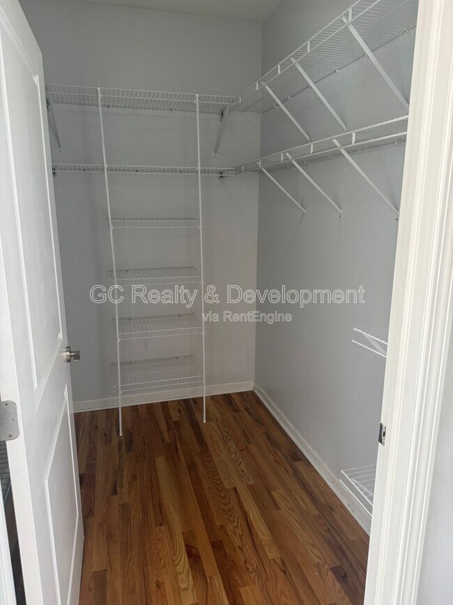 Building Photo - 2520 S Oakley Ave