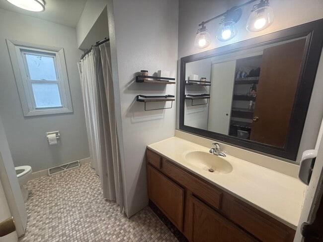 Building Photo - 307 S 76th St
