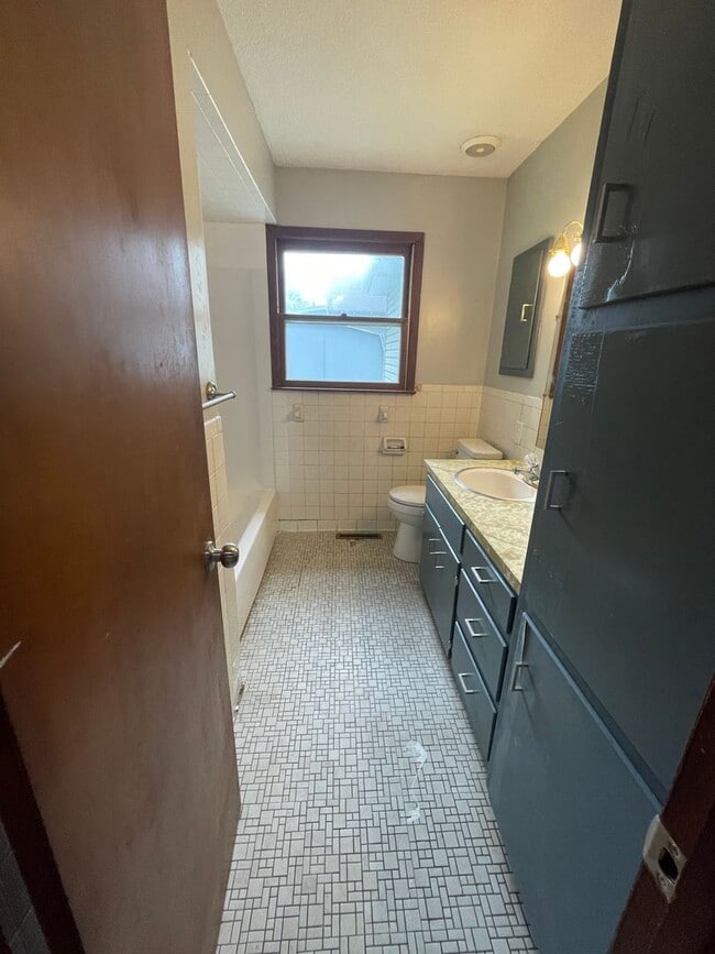 Building Photo - Updated 3 bed/1 bath home! With a 1 car ga...