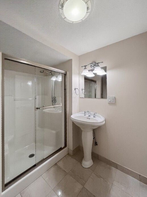 Building Photo - 2033 Fairview Ave