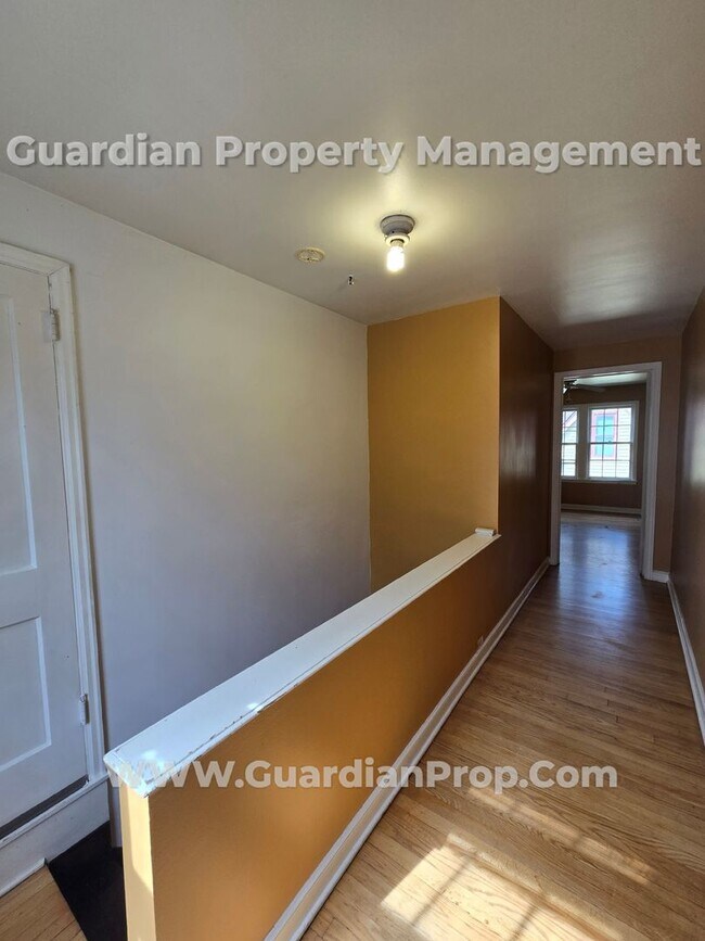 Building Photo - Available Now! Free Oct Rent! NE Minneapol...
