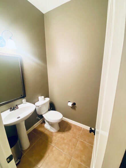 Building Photo - 408 Rosemont Ln