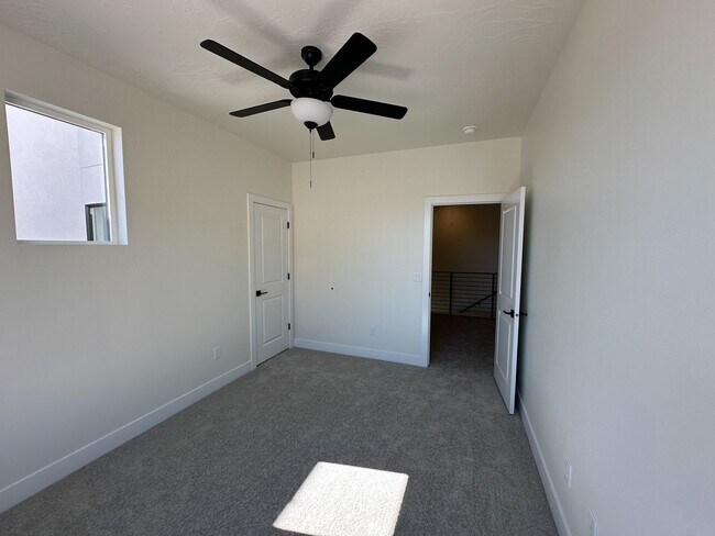 Building Photo - 917 Willow Bnd Dr