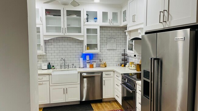 Kitchen - 407 Alhambra Cir