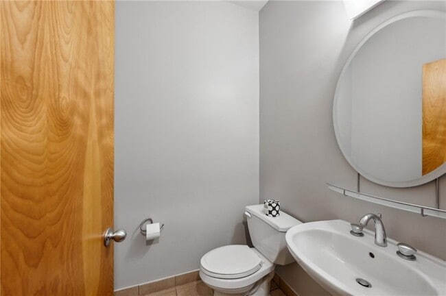 Building Photo - 1294 Fernwood Cir NE