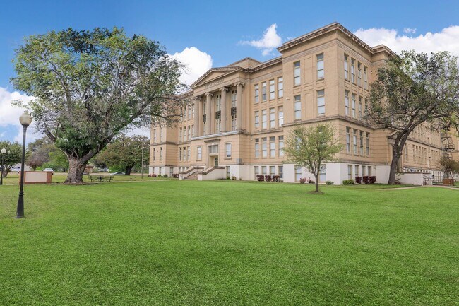 Primary Photo - Historic Lofts at Waco High