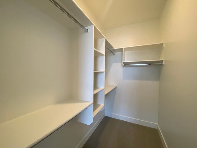 Building Photo - SPACIOUS TOWNHOME AVAILABLE FOR RENT