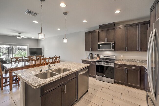 Building Photo - 1028 Via Corto St