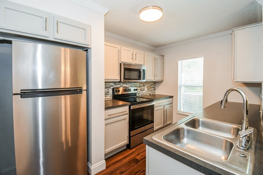 Building Photo - 11894 Lake Bend Cir
