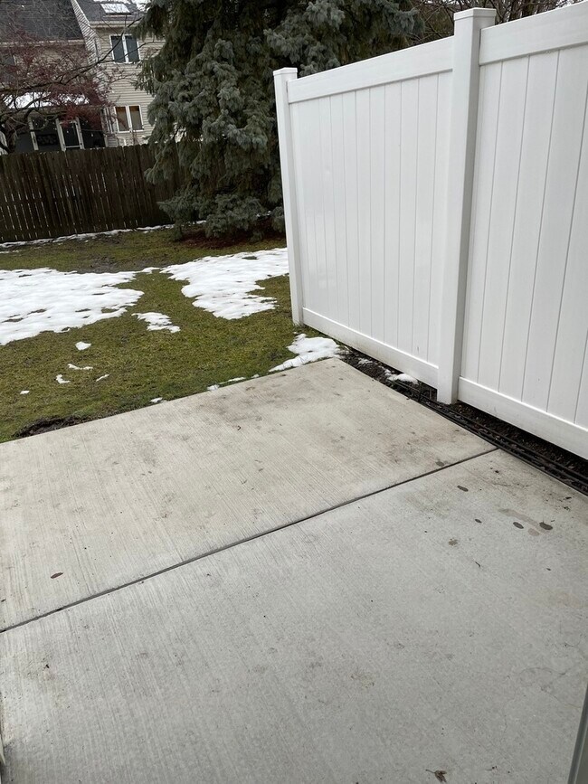 Building Photo - 113 N Barton Trail