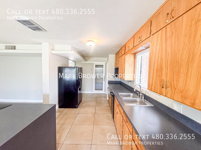 Building Photo - 505 E Loma Vista Dr
