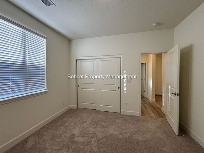 Building Photo - 925 Nelle Dr