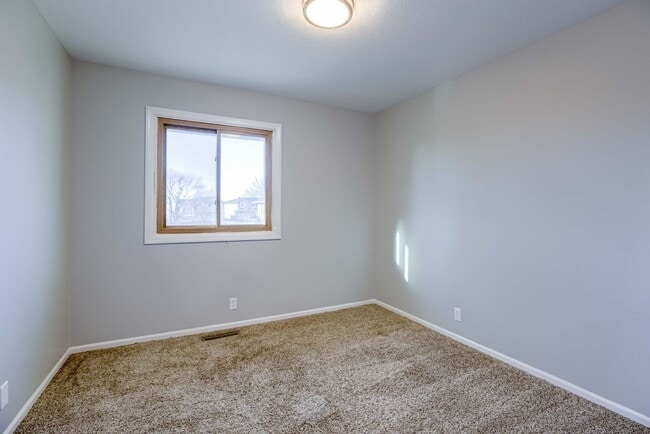 Building Photo - Light-Filled 4-Bedroom in Millard!!