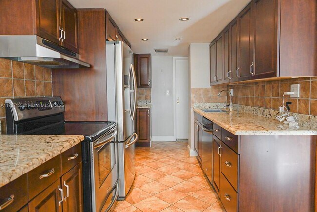 Building Photo - 100 Golden Isles Dr