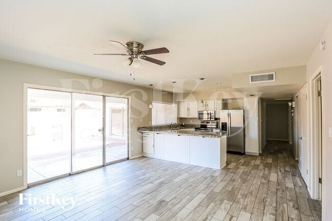 Building Photo - 5240 W Desert Cove Ave