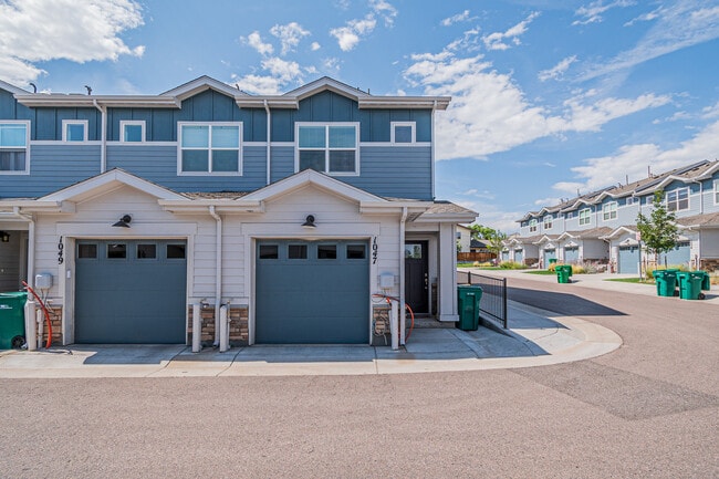 Building Photo - 1047 Oak Cir