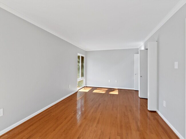 Building Photo - Stylish & Spacious Townhome in Prime Location!