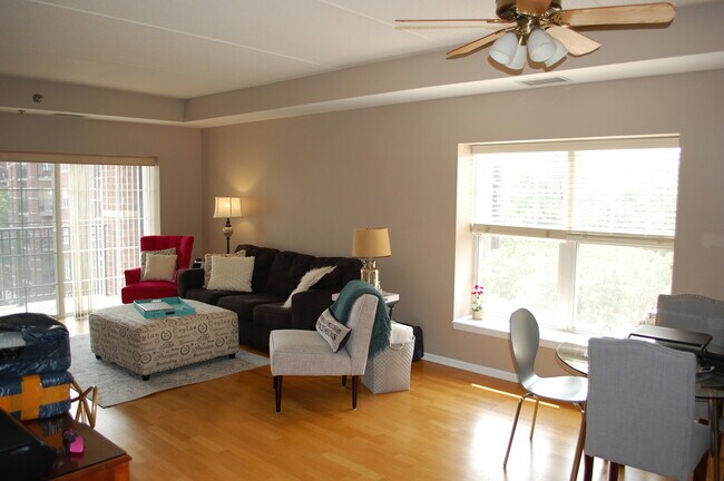 Building Photo - 440 W Mahogany Ct