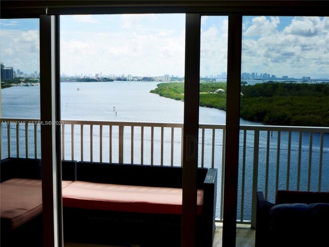 Building Photo - 300 Bayview Dr