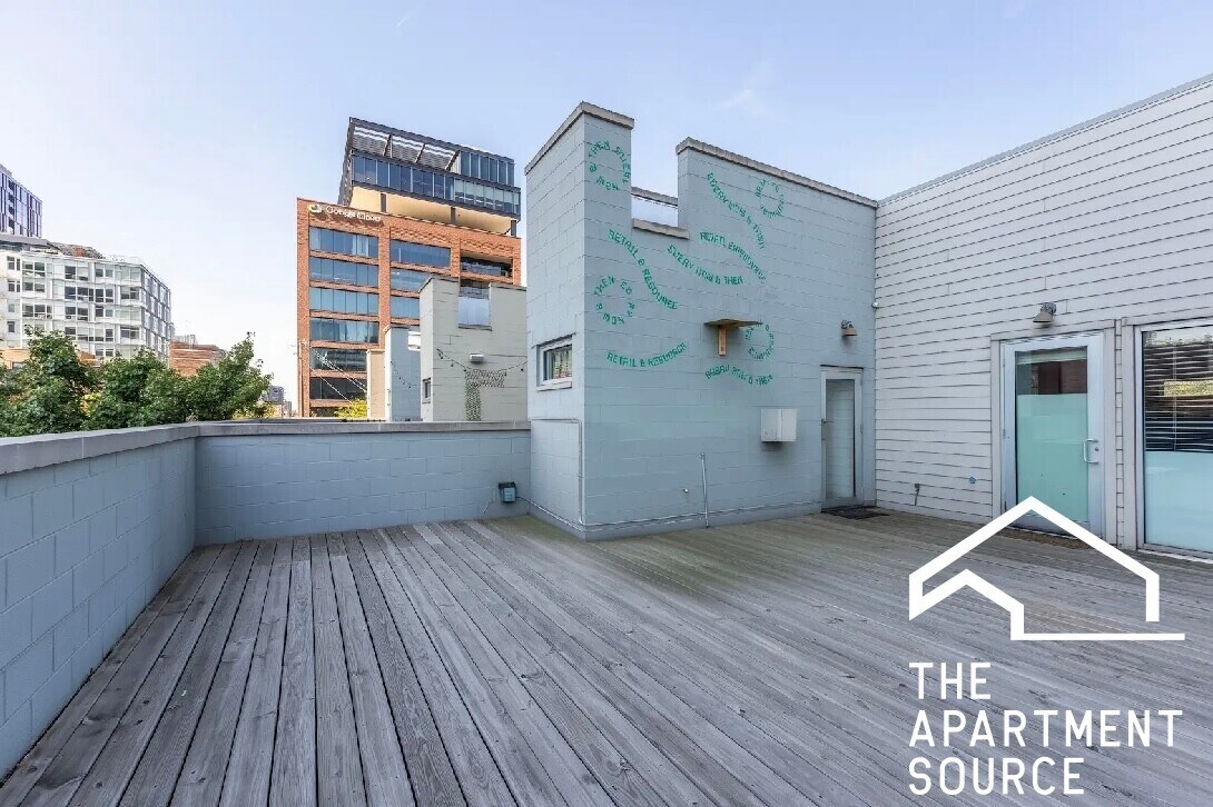 Building Photo - 1008 W Lake St