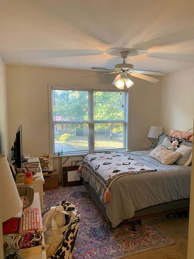 Building Photo - Four Bedroom Near Downtown Available for P...