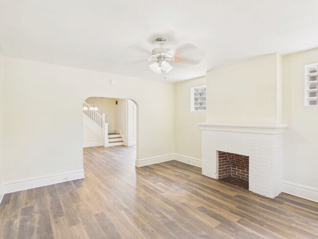 Building Photo - Large 3 Bedroom on 2nd St