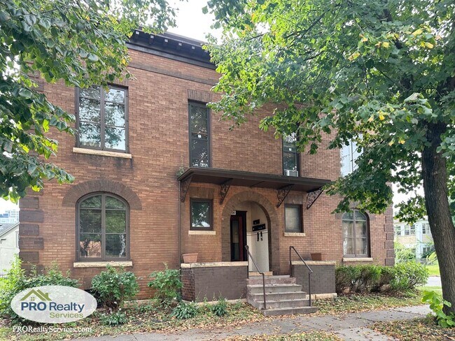 Building Photo - Charming 2 Bedroom Apartment in Northeast ...