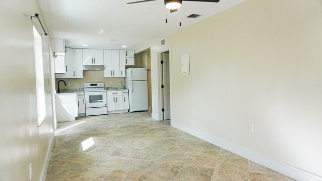 Building Photo - 1502 Ave I