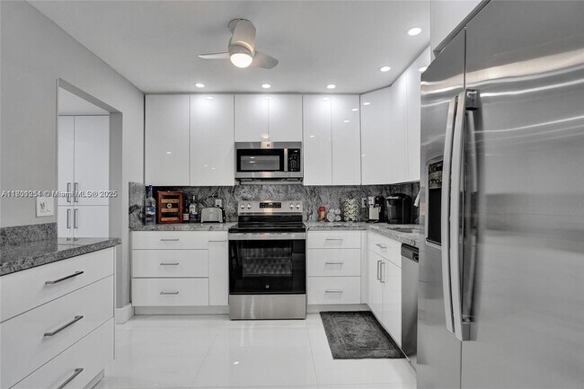 Building Photo - 2301 S Ocean Dr