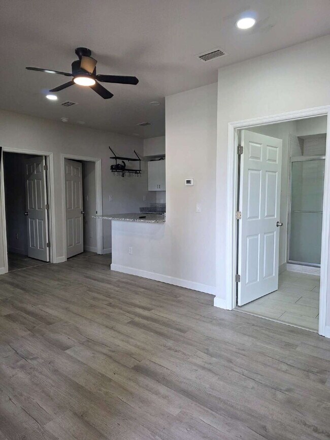 Building Photo - Apartment in Quadplex For Rent