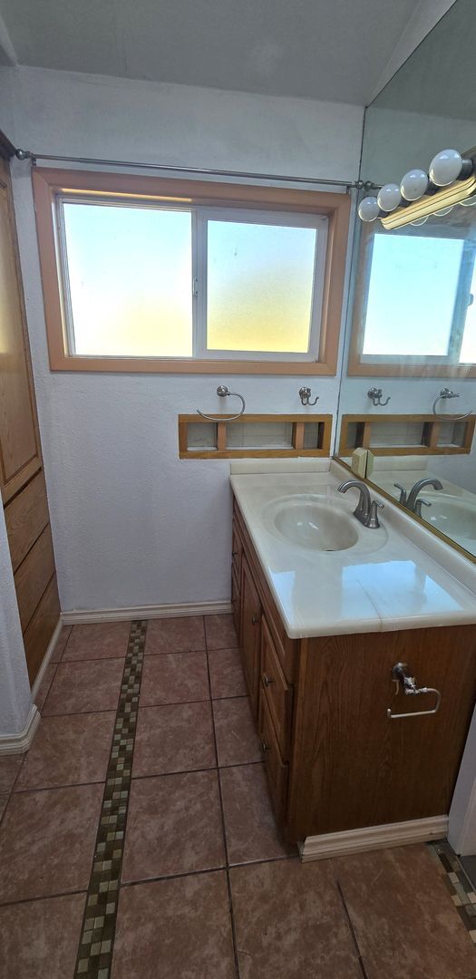 Building Photo - Stunning 4-bedroom 2 bath home