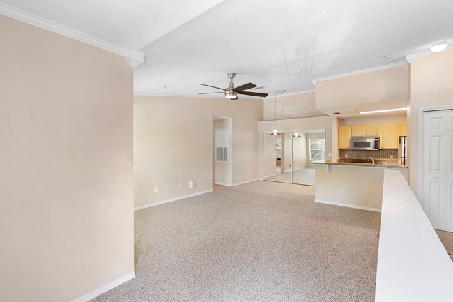 Building Photo - 3-Bed/2 Bath Gated Condo Fantastic Amenities!